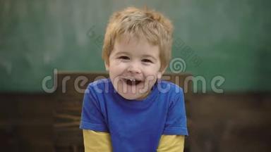 特写一个快乐男孩在木制背景上微笑的肖像。 快乐的小孩。 <strong>开心</strong>又<strong>兴奋</strong>。 肖像